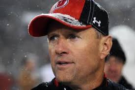 Washington State Cougars running back Rickey Galvin (5) gets up end by Utah  Utes linebacker Matt Martinez (52) and linebacker Chaz Walker (32) during  the first half at Martin Stadium. 64292084 Imagen editorial