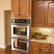 What Colors To Use With Oak Cabinets Ehow Refinishing Cabinets Kitchen Cabinets Laminate Cabinets