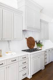 Snow white thassos marble countertops make a big splash in this thoroughly modern kitchen by homepolish interior designer daniela malca. Alyssa Rosenheck White And Gray Kitchen With White Marble Slab Backsplash Sherwin Williams Dorian Gray