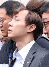 On april 24 th, 2019, following the drug scandal, yoochun retired from the music industry. Yoochun S Photo When He Was Taken To The Police Station Became A Laughing Matter For The