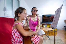 In meinem gitarrenunterricht stehen immer die freude und dein musikalisches interesse im vordergrund. Preteen Madchen Mit Gitarrenunterricht Zu Hause Fototapete Fototapeten Notenblatt Nachhilfe Sommersprossen Myloview De