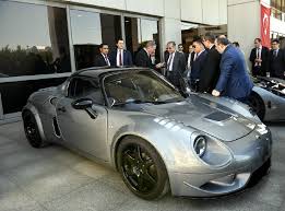 Dengan teknologi ini, pemilik porsche boleh mengawal kunci kereta hanya dengan menggunakan aplikasi pintar, serta menyediakan sistem pembayaran automatik yang lebih mudah. Malaysia Berhasrat Jadi Pengeluar Kereta Super