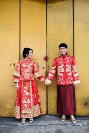 Keeping It Cool In Kua Amos And Laura S Engagement Shoot Chinese Wedding Outfits Chinese Wedding Dress Traditional Chinese Wedding Photos
