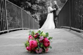 In der spanischen komödie rosas hochzeit beschließt eine frau, die sich immer um alle anderen rosa, die kostümbildnerin, kümmert sich immer um alles, bügelt nachts noch die kleider für den. Emotionales Hochzeitsvideo Video Ermke
