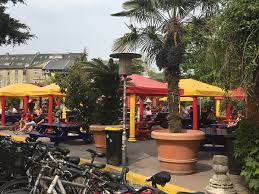 Kışla binalarını birer eve dönüştürdüler, komünal toplum sloganıyla yaşamaya başladılar. We Just Had To Visit Freetown Christiania Copenhagen S Hippie Town