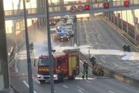 Un incendie s'est déclaré dans un campement de fortune, à côté de l'arrêt de tram cracovie, au nord de bordeaux, lundi 19 juillet, dans la soirée. Bordeaux D Enormes Bouchons Sur La Rocade A Cause D Une Voiture En Feu Sur Le Pont D Aquitaine Actu Bordeaux