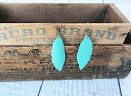 Learn how to create your own custom leather earrings easily with the cricut explore. Easy Diy To Make Your Own Leather Feather Earrings