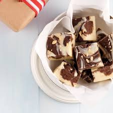 Si Comme Nous Vous Vous Plaisez A Reinventer Vos Classiques Lancez Vous Dans La Confection De Ce Decadent Fudge Marbr Recette Fudge Fudge Gateaux Et Desserts