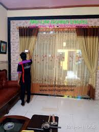 Beberapa jenis sekat ruangan yang sering diaplikasikan pada rumah minimalis modern, diantaranya adalah sekat ruangan kayu, sekat ruangan tirai, sekat ruangan kaca, sekat ruangan bambu, hingga sekat ruangan dari triplek. Pin Di Gorden Pembatas Ruangan