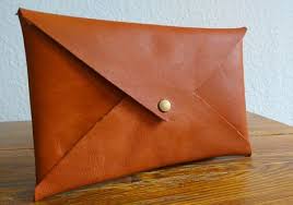 Einfache Diy Anleitung So Bastelst Du Dir Deine Eigene Leder Tasche Clutch Mit Nur Wenigen Handgriffen Konnt Auch Ihr So Eine Diy Handtasche Diy Leder Clutch