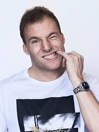 Simon Talbot varmer op for Gabriel Iglesias