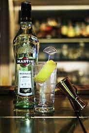 Lifestyle Aperitifmoment With Martini And History Martini Bianco Rezept Alkohol Rezepte Martini Bianco