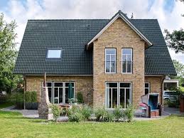 Einfamilienhaus Mit Kapitansgiebel Und Grunem Dach Von Eco System Haus Dach Eco Einfamil Haus Einfamilienhaus Haus Ideen Aussen