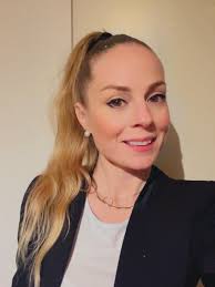 Valoisa kaksio Pohjois-Haagassa. 🌸 ⁠ ⁠ Näppärä pohjaratkaisu ja siistit  pinnat kuvastavat tätä ensimmäisen kerroksen asuntoa. Kodin keittiö,  kylpyhuone ja pinnat