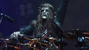 Si alguien sabe lo que es conocer a sus héroes, es jay weinberg, el actual baterista de slipknot. Spaiwn8yucc09m