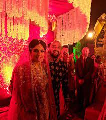 Swara bhaskar born on 9 april 1988 at delhi is an indian actress who works in the hindi film she has an elder brother ishan bhaskar. Swara Bhaskar Danced Like No One S Watching At Her Brother S Wedding Wore Gorgeous Lehenga