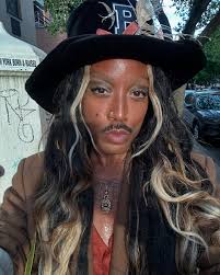 omg gloria is finally here and ready to be heard in all it's  glory🌹congratulations @samsmith