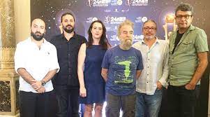 Eksi Bir Ayakta Alkislandi Adana Gunaydingazetesi Com Tr