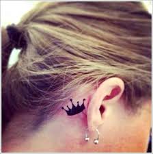 Behind Ear Crown Tattoo Kulak Arkasi Tac Dovmesi Kadin Gogus Dovmesi Boyun Dovmeleri Dovme Tasarimlari
