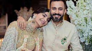 Mrs sonam kapoor ahuja is now officially married to the love of her life, anand ahuja and her wedding is the talk of the town is streaming on the internet like crazy. Guess What Anand Ahuja Gifted Sonam Kapoor A Day Before Their Wedding Anniversary Celebrities News India Tv