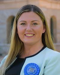 We are incredibly proud of Amanda Simpson, who served in the US Army as a  military police member! Her dedication and bravery are truly commendable.  Join us in honoring her service to