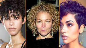 Cette dame très distinguée a choisi une coupe courte qui lui va à merveille. Cheveux Frises Comment Bien Les Porter Apres 50 Ans