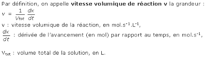 La vitesse volumique 'v (t)' d'une réaction calculée à l'instant 't' est égale à la dérivée de l'avancement 'x' par rapport au temps, divisée par le volume de solution v : Vitesse Volumique De Reaction Et Temps De Demi Reaction Maxicours