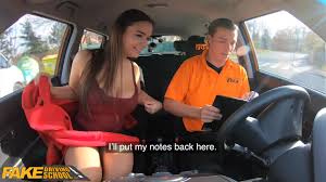 Wong wedok sing lucu ngicipi pitik jago sing kandel minangka cara kanggo  ngadhemke sawise diwutahake kopi panas.