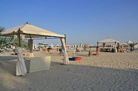 Oamenii iubesc să meargă la plajă pentru ca iubesc caldura si razele soarelui. Foto Relaxare La Malul Marii Plaja Din Mamaia 1 Mamaia86 Jpg Poze Litoralulromanesc Ro