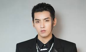 Ngô diệc phàm từng học tại trường trung học quảng châu số 7 (năm lớp 8), đồng thời là đội trưởng đội bóng rổ của trường, dẫn dắt đội tham gia giải đấu bóng rổ nba trung quốc dành thanh thiếu niên bậc sơ trung (少年nba中國初中籃球聯賽) và đạt chức vô địch. Lif2hfgreoy6m