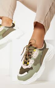 .baskets à semelles épaisses, mules en similicuir, escarpins pointus, bottines chelsea vernies sur terre avec une paire de mules plates ou pourquoi ne pas opter pour des baskets à plateformes ? Baskets Kaki Clair A Semelle Epaisse Chaussures Prettylittlething Fr