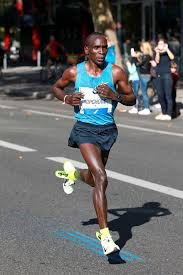 Berlin Marathon Eliud Kipchoge Runs World Leading Time Of 2 04 00 While Gladys Cherono Breaks The 2 20 Barrier With 2 19 Berlin Marathon Running Running Pose