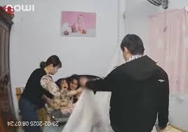 Beatvn - NGƯỜI PHỤ NGỒI ÔM CON BỊ CHỒNG ĐỘNG VẬT LÝ⁉️... | Facebook