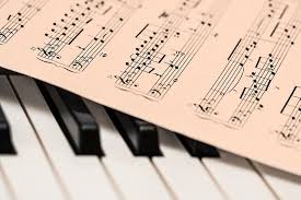 Is there even a way to learn to read piano music quickly? Experienced Musicians Read Notes Only Slightly Faster Neuroscience News