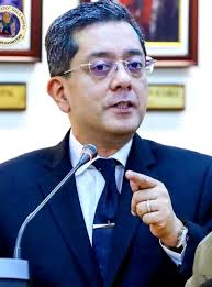 Susan Yap Sulit will remain as Tarlac City mayor while the Supreme Court  hears her pending petition that stemmed from a Comelec decision that  ordered her disqualification.