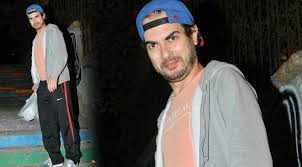 Harun tekin'in seslendirdiği ve sanatçının en sevilen şarkılarından birine dönüşen bu i̇şte 1 yalnızlık var adlı eser filmin galasında ve basın gösteriminde de dikkatleri üzerine çekmeyi başarmıştı. Mor Ve Otesi Panosundaki Pin