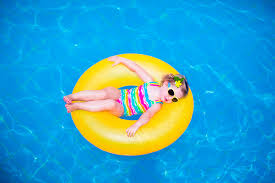 5 tipos de boias e infláveis para você aproveitar melhor a piscina ...