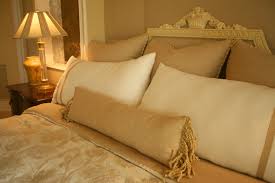 Either by adding more glamour or elegance. 50 Decorative King And Queen Bed Pillow Arrangements Ideas Pictures Home Stratosphere