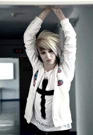 Pin By Cayla Shutterbot On Emo Guyz Cool Hairstyles Trendy Hairstyles Brown Wavy Hair