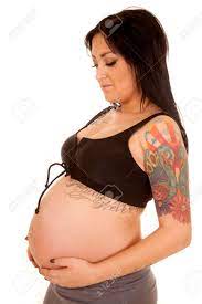 彼女のタトゥーを示す彼女の腹につかまって妊娠中の女性。の写真素材・画像素材 Image 29400163