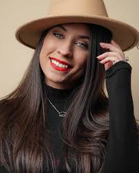 Ursula Krause's Instagram, Twitter & Facebook