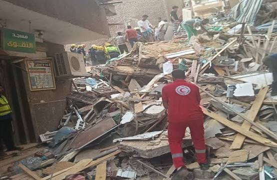 الهلال الأحمر المصري يساند جهود الحماية المدنية والإسعاف في حادث انهيار عقار  حدائق القبة| صور - بوابة الأهرام