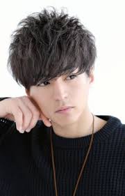 耳周りスッキリマッシュにツイストパーマをランダムに たまには強めにいこーぜ メンズ ヘアスタイル メンズ パーマ ミディアム 髪型 メンズ マッシュ