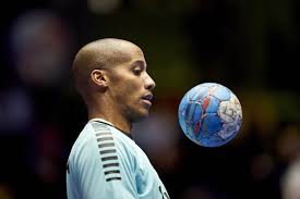 The main themes of his poetry include death, the lost childhood and time. Visao Obito Quintana Minuto De Silencio Antes Do Fc Porto Sporting Em Homenagem Ao Guarda Redes
