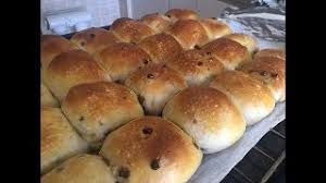 Questi deliziosi bocconcini di pane monoporzione, infatti, sono ottimi per colazione o per merenda farciti con crema al cioccolato o burro e marmellata, ma anche per arricchire un buffet farciti con salumi, formaggi o verdure. Pangoccioli Con Lievito Madre Panini Al Latte Con Gocce Di Cioccolato Youtube