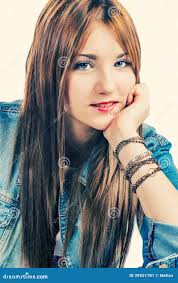 Mujeres Lindas Que Miran La Cámara Imagen de archivo - Imagen de chaqueta,  modelo: 39551781