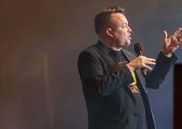 Le jeune homme affirme avoir été. Mike Ward Se Fait Traiter De Guidoune Par Un Des Animateurs De La Soiree Est Encore Jeune Arp