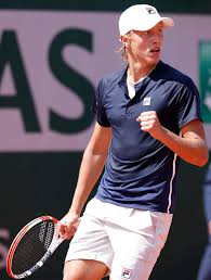 He also clinched six straight french open championships on clay, before his the resemblance between leo and his dad, both in playing style and appearance, is striking. In Parijs Draait Leo Borg De Tijd Veertig Jaar Terug De Morgen