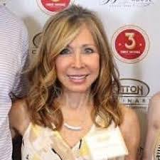 Dee Holley's Instagram, Twitter & Facebook