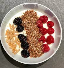 Griechischer joghurt ist die eiweißbombe zum abnehmen! Keto Fruhstuck Griechischer Joghurt Mit Beeren Leinsamen Supermenu